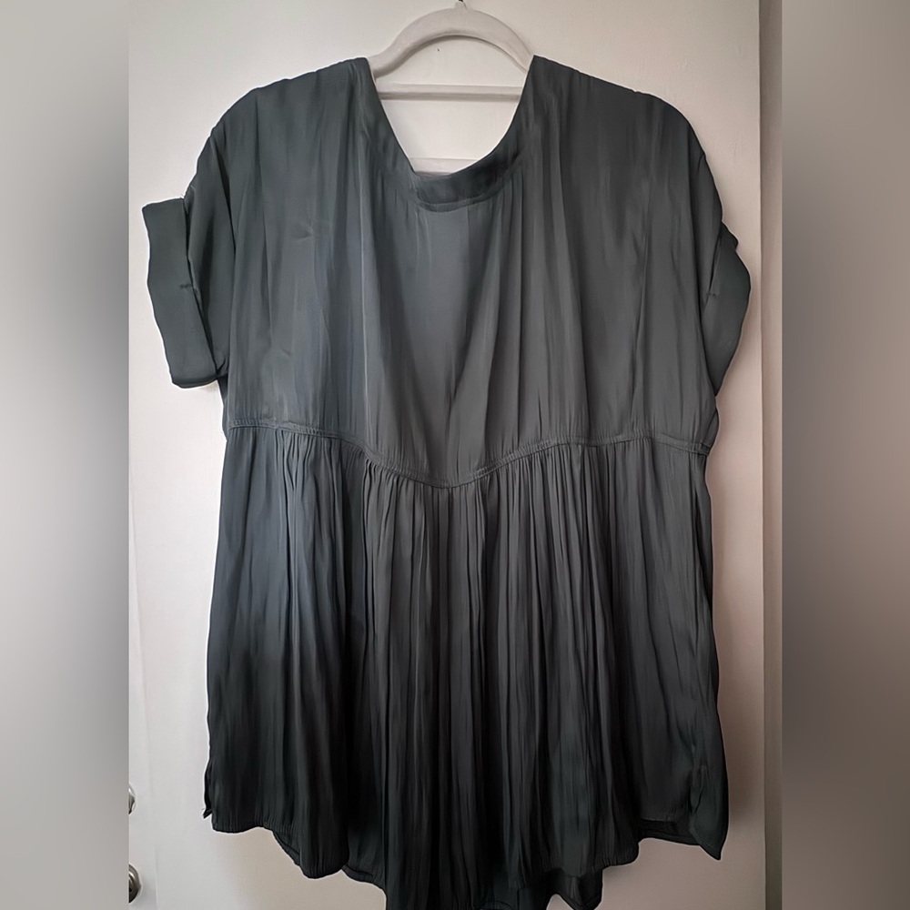 Women’s Emerald Satin Short Sleeve Top